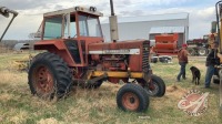 IH 826 tractor