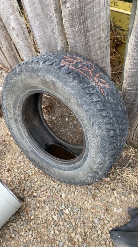 LT 265/70 R 17 truck tire