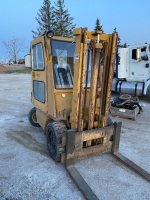 CAT Forklift, needs a propane tank, l F56 ***KEYS & MANUAL - OFFICE TRAILER***