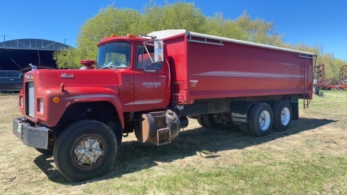1982 Mack RD611 grain truck, 4632 hrs, 049,979km showing, vin-1M2P124Y4CA002349, SAFETIED Owner: J & M Farms Ltd Seller: Fraser Auction_____________________
