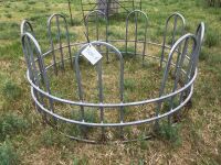 Tombstone round bale feed ring