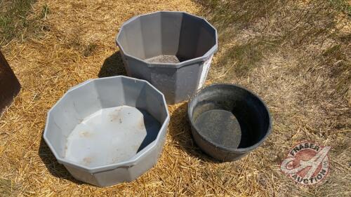 (1) 18in rubber feed tub and (2) plastic mineral tubs (sell as a lot)