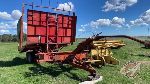 NH 1033 Stackliner sq bale picker