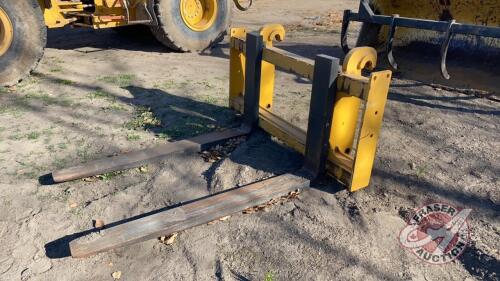 JD 5' - 11,000lbs pallet fork - Off JD 544 wheel loader