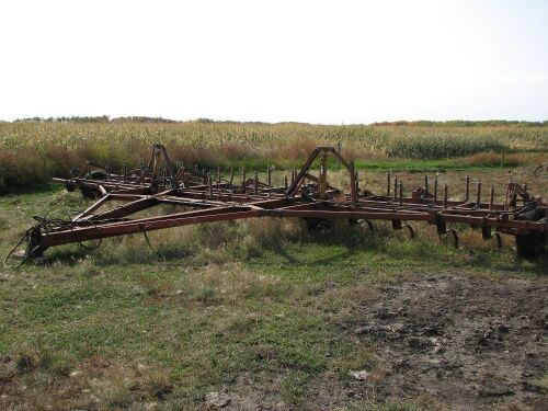 30' field cultivator w/3-bar harrows