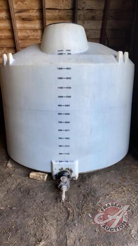 1400-gallon poly tank w/valve