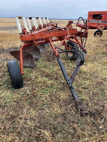 *770 IH 5-bottom plow