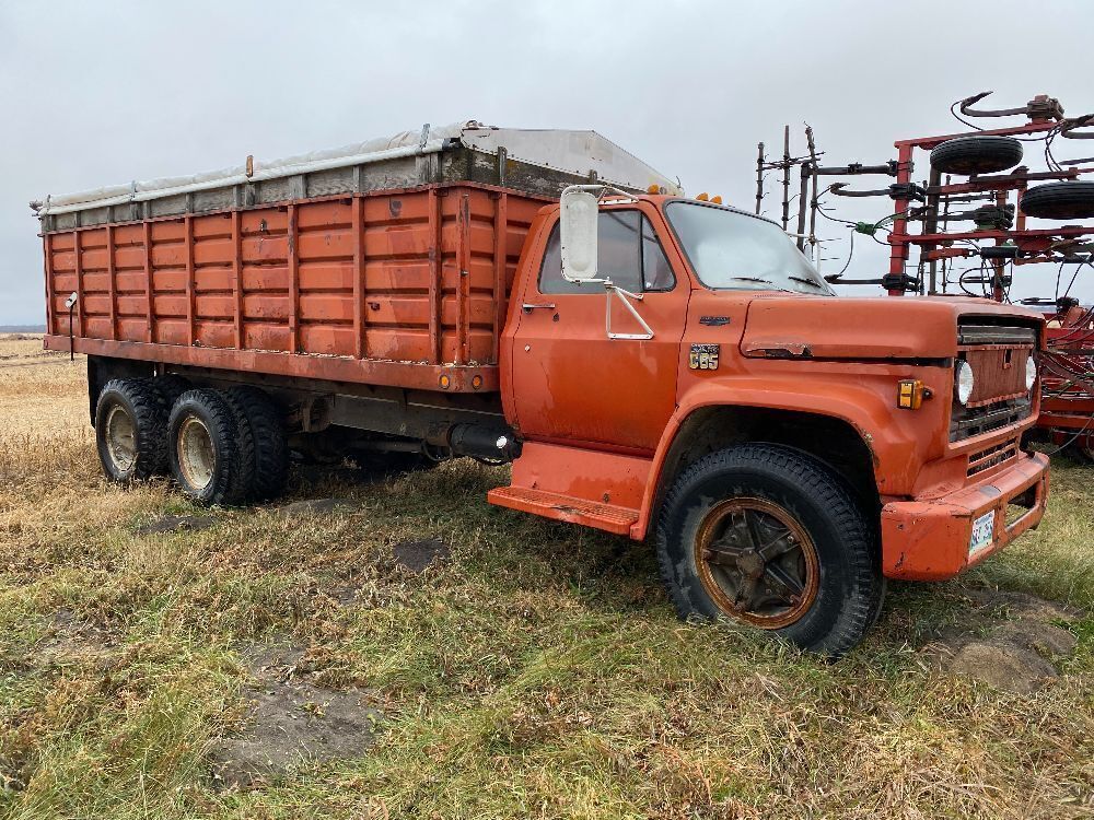 *Chevy C65 tag axle grain truck, 83,883 showing, VIN# CCE674V138369, NO ...