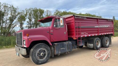 1985 International tandem grain truck with 20ft Cancade box and hoist, 560,460 showing, VIN# 1HSZJJWR9FHA35916, H207 Owner: Ritchie Acres Ltd, Seller: Fraser Auction_______________***TOD, keys - office trailer***