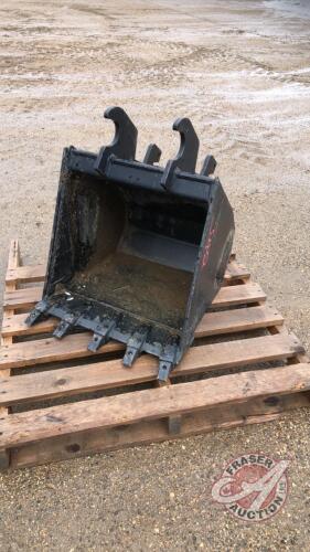 24in Excavator toothed bucket, J42