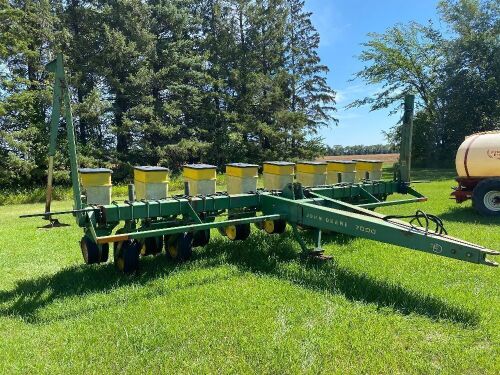 *JD 7000 planter 8 row 30"