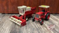 ERTL Diecast 1:20 scale IH 915 Combine, and 1:16 IH 886 Tractor, F48