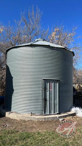 BIN #19 approx 1350 bushel bin on cement